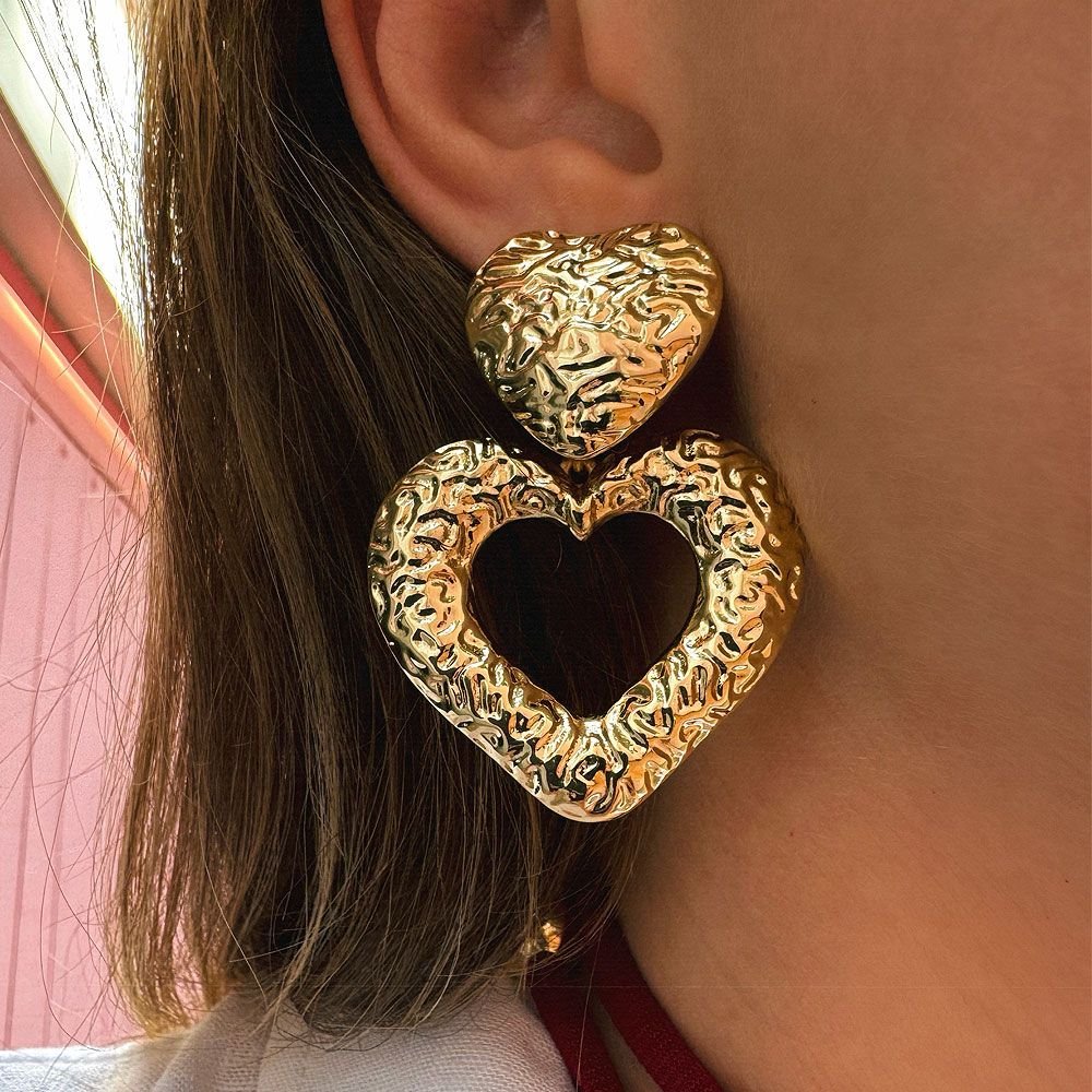 Brinco Love em Banho Ouro Dourado 2