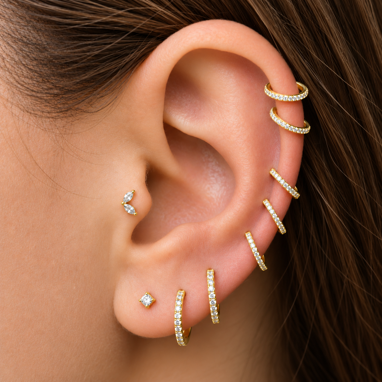 Piercing Argola Cravejada em Zircônias - Clicker Segmento - Titânio G23 / Ouro PVD Dourado 3