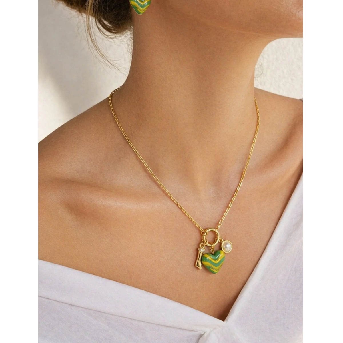 Colar Dourado Coração Verde com Pérola Dourado 2