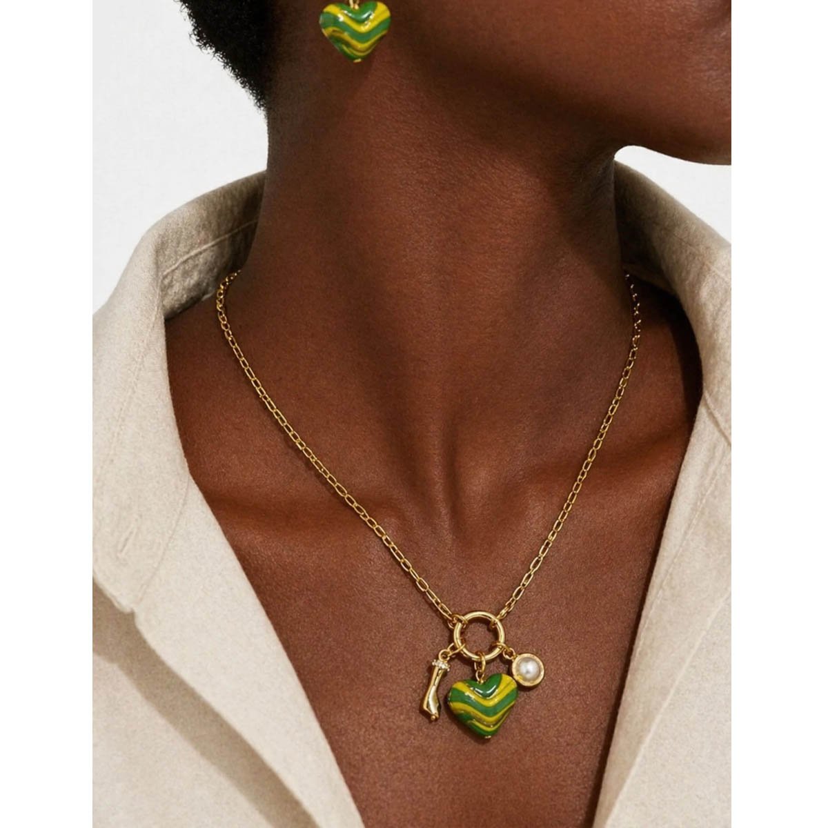 Colar Dourado Coração Verde com Pérola Dourado 3