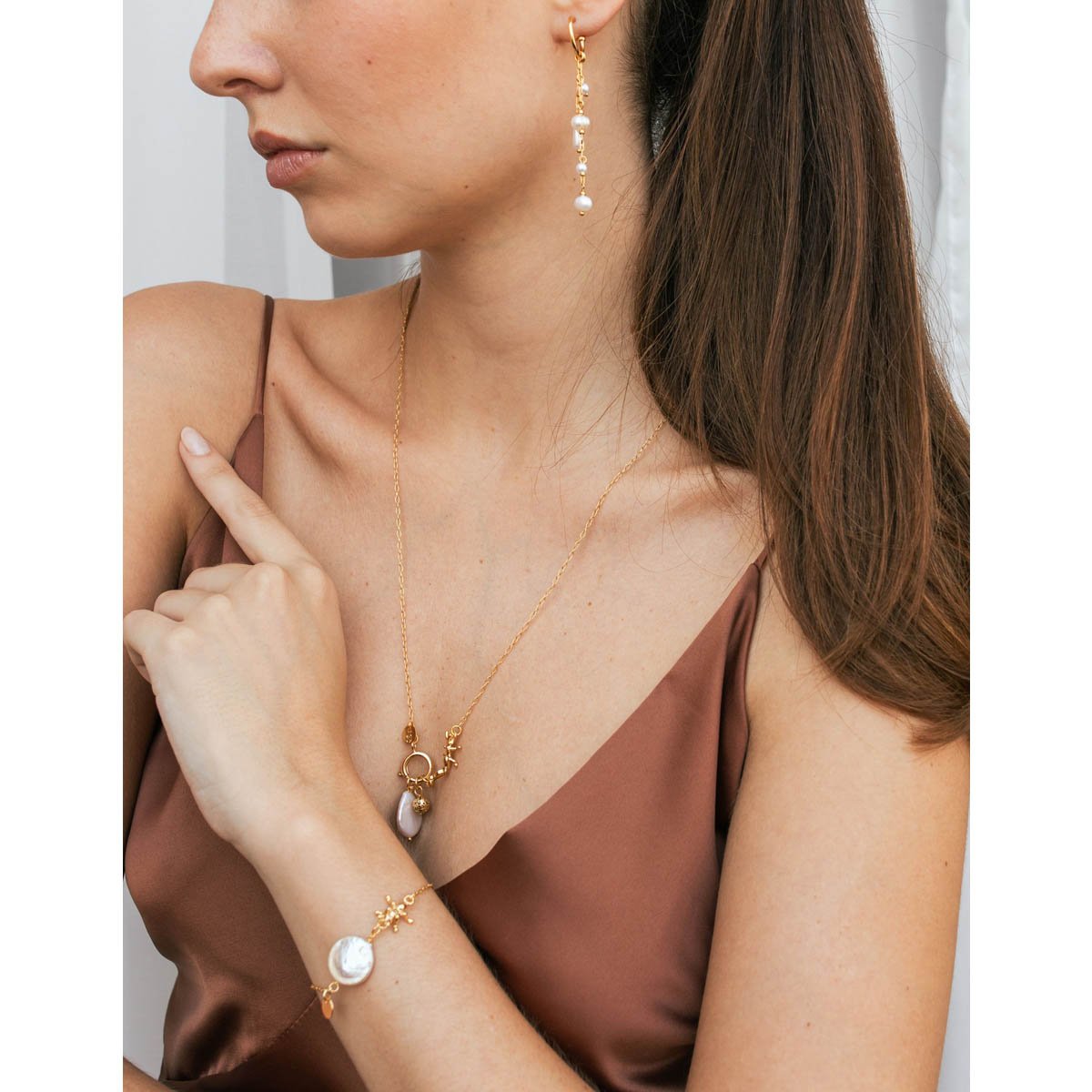 Brinco Essential Pearls Dourado 3