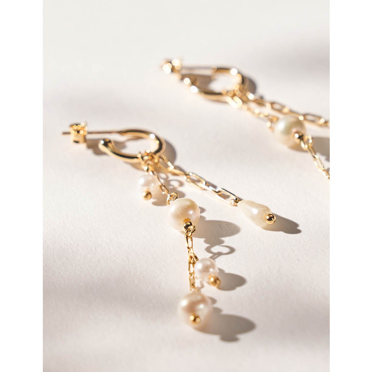 Brinco Essential Pearls Dourado 4