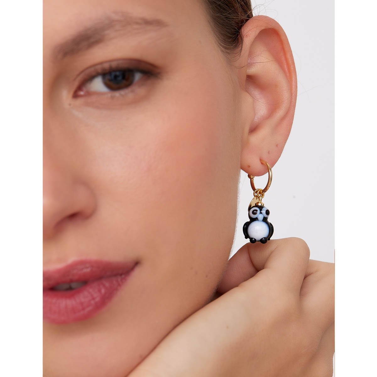 Brinco De Argola Com Pingente Pinguim Dourado 2