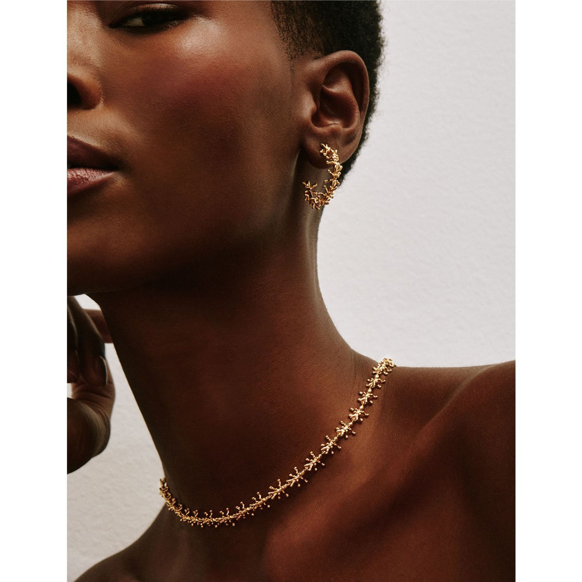Colar Choker Mini Formigas com Banho Dourado - Semijoia Dourado 3