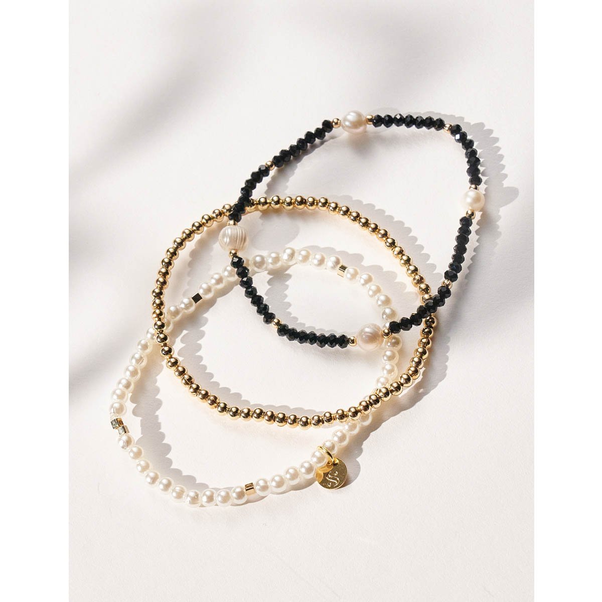 Kit com 3 Pulseiras Cristais Pretos + Pérola