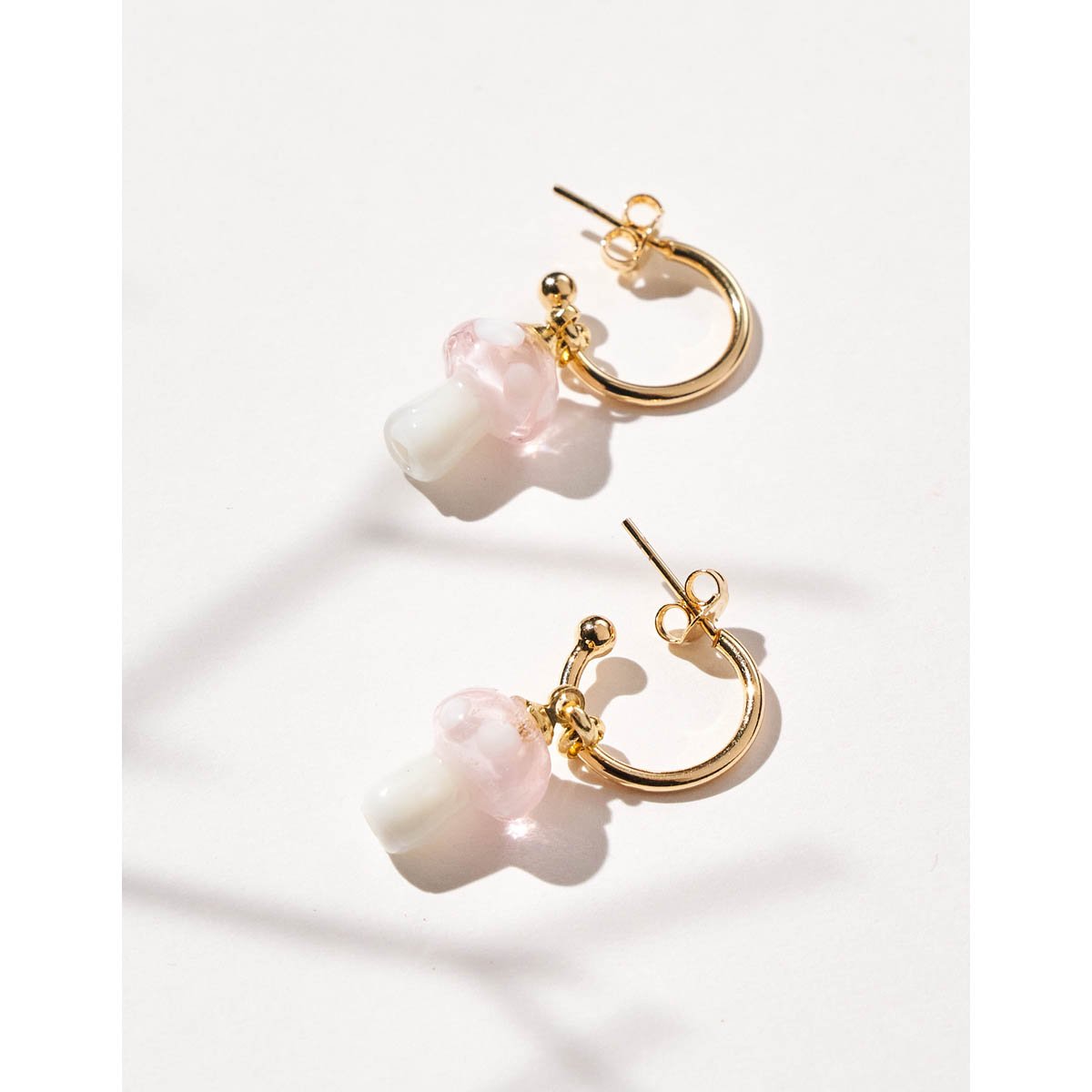 Brinco Argola Cogumelo Rosa Cotton Candy com Banho Dourado Rosa 4