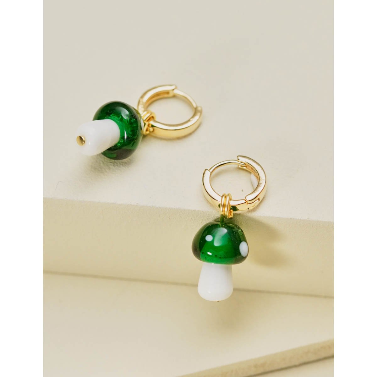 Brinco Cogumelo Verde com Banho Dourado Verde 3