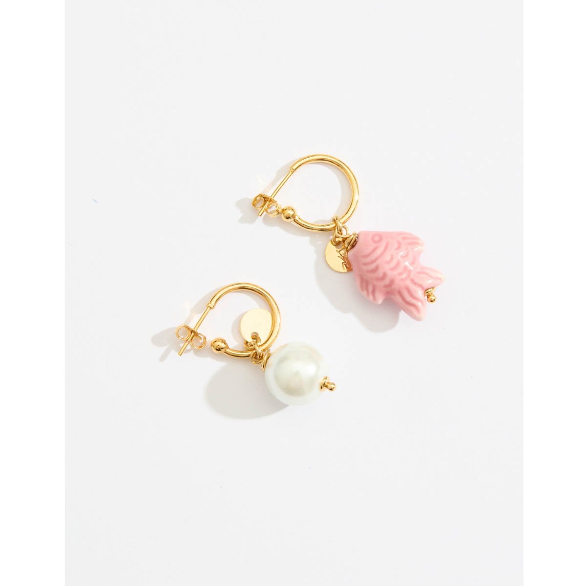 Brinco Peixe Rosa Cerâmica com Banho Dourado