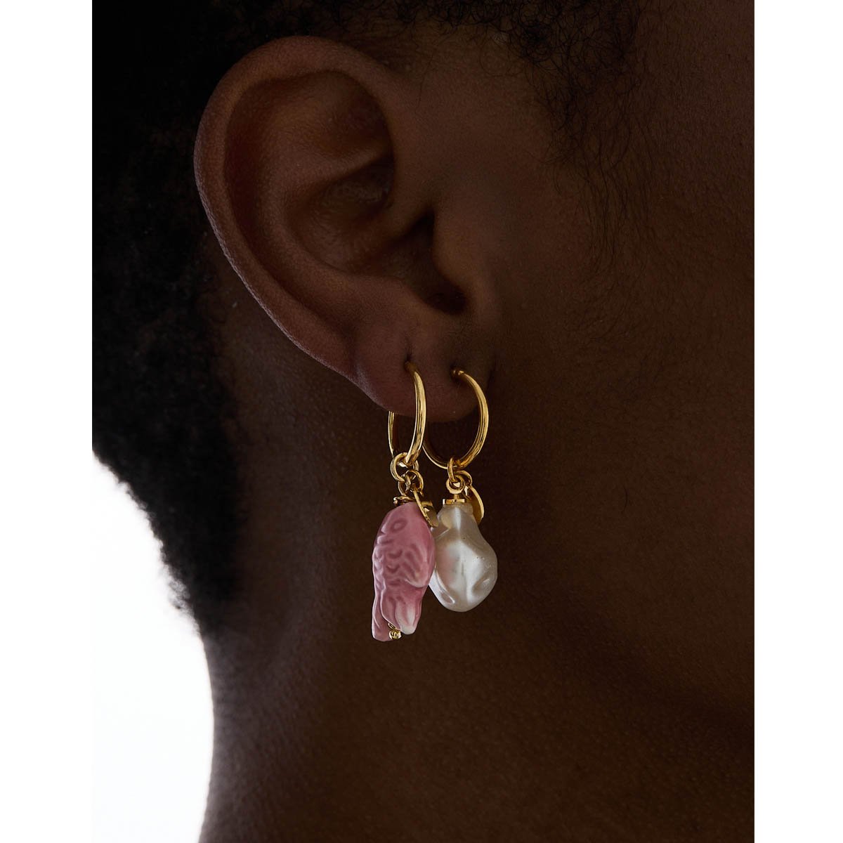 Brinco Peixe Rosa Cerâmica com Banho Dourado Rosa 2