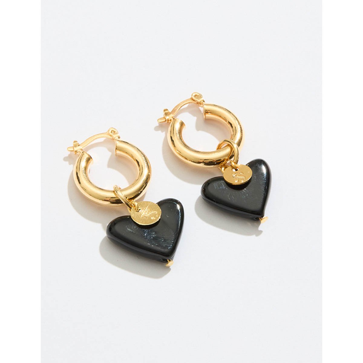 Brinco Coração Preto Maxi com Banho Dourado Preto 2