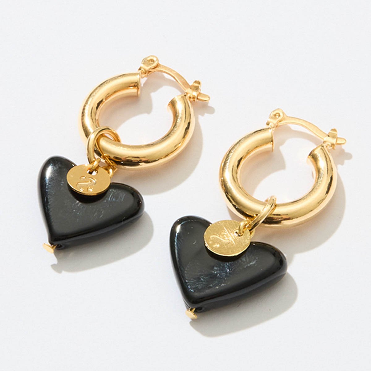 Brinco Coração Preto Maxi com Banho Dourado Preto 3
