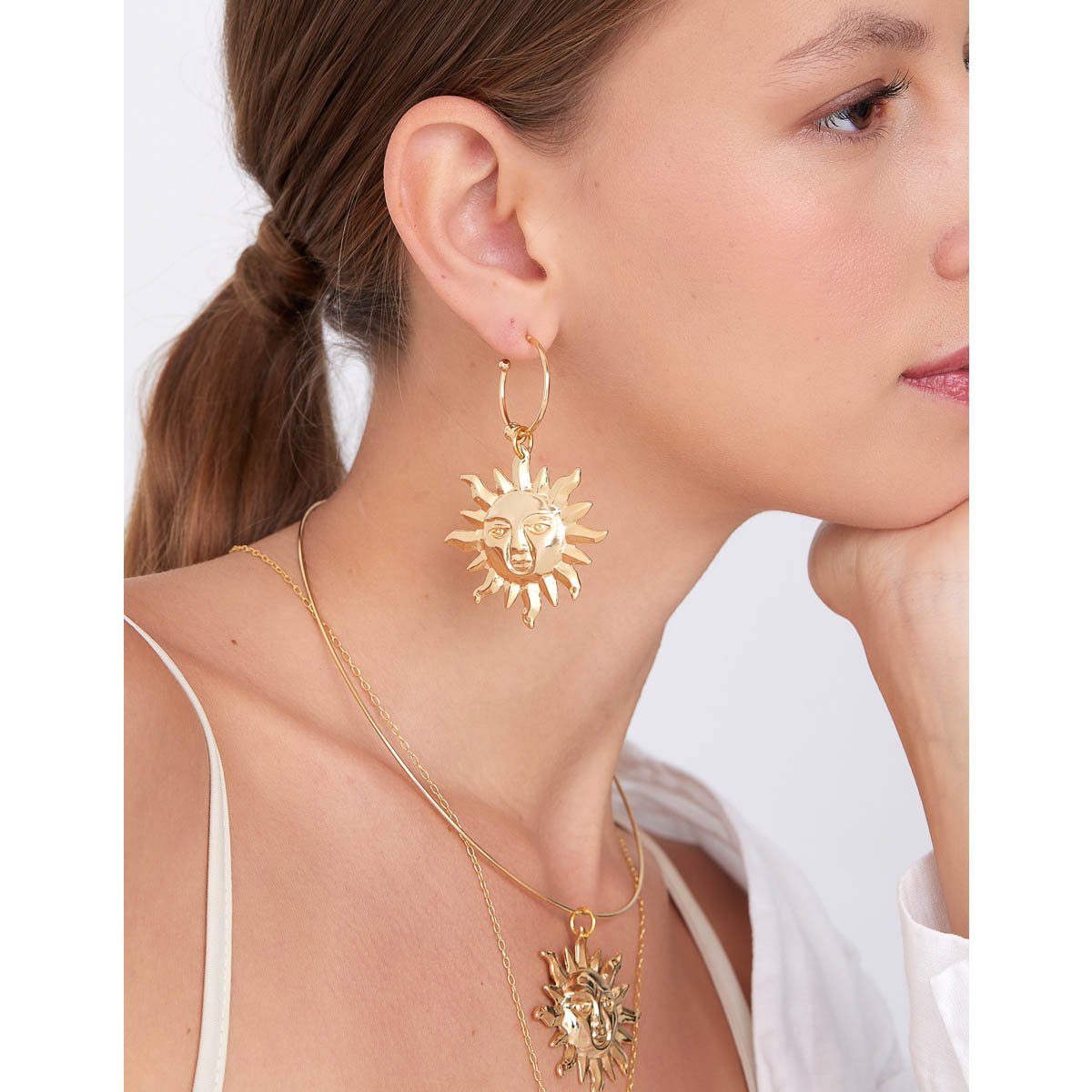 Brinco de Argola Sol com Banho Dourado