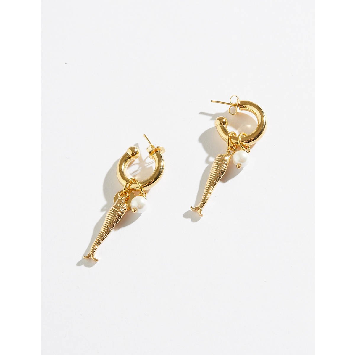 Brinco de Pérola e Pingente de Peixe com Banho Dourado