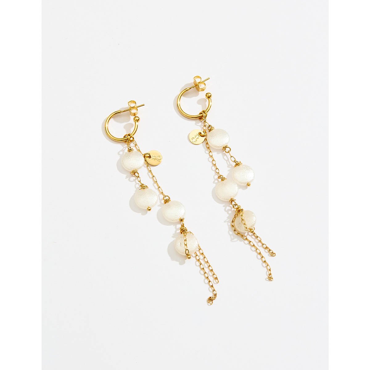Brinco Cascata Pérolas Achatadas com Banho Dourado