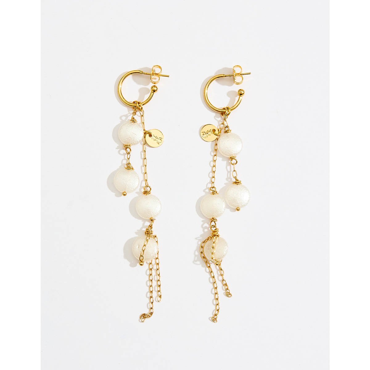 Brinco Cascata Pérolas Achatadas com Banho Dourado Dourado 5