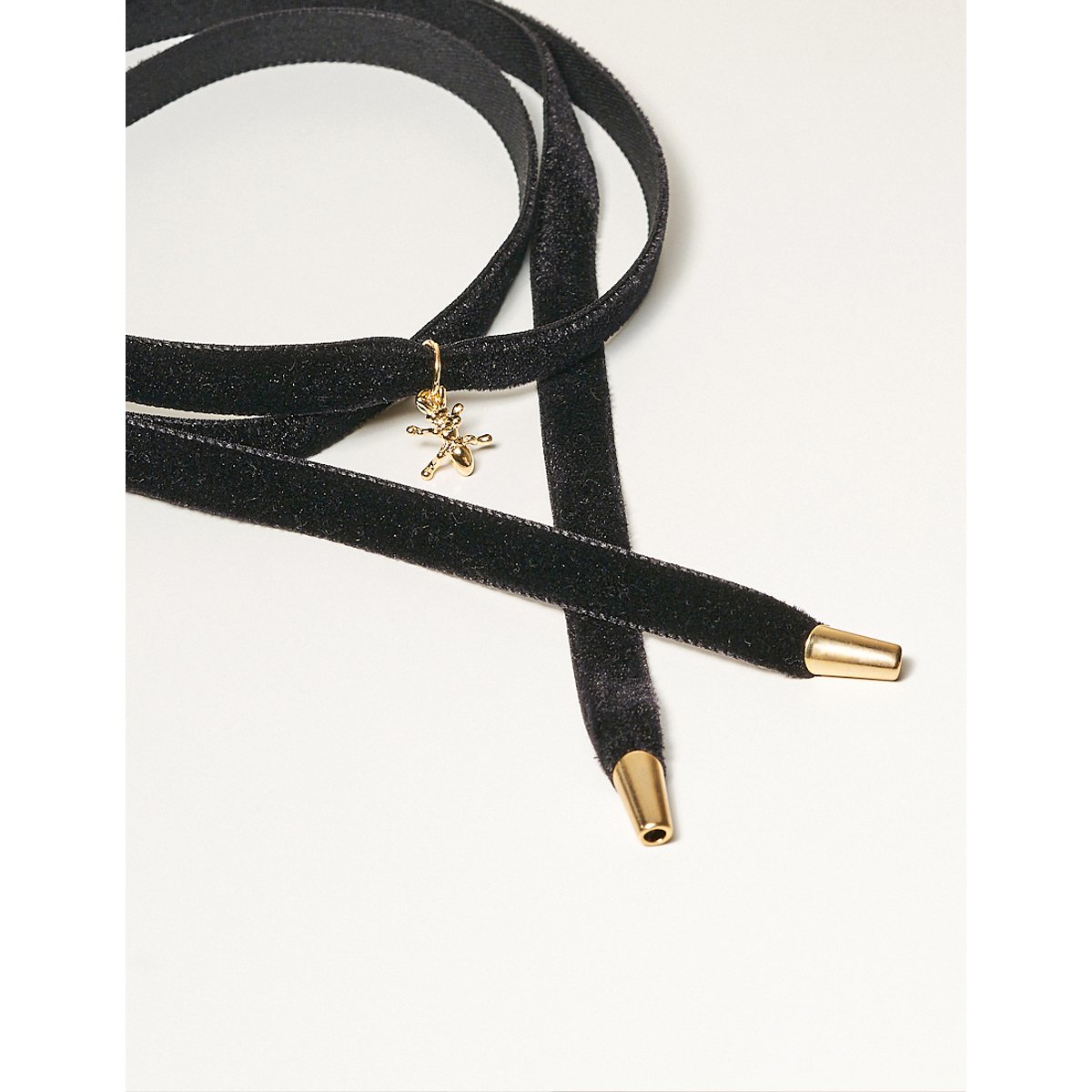 Colar Veludo + Pingente Formiga Cravejada Banhado a Ouro 18k - Semijoia Preto 3