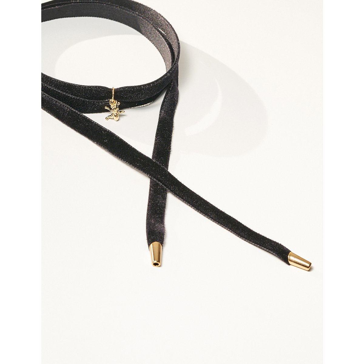 Colar Veludo + Pingente Formiga Cravejada Banhado a Ouro 18k - Semijoia Preto 4