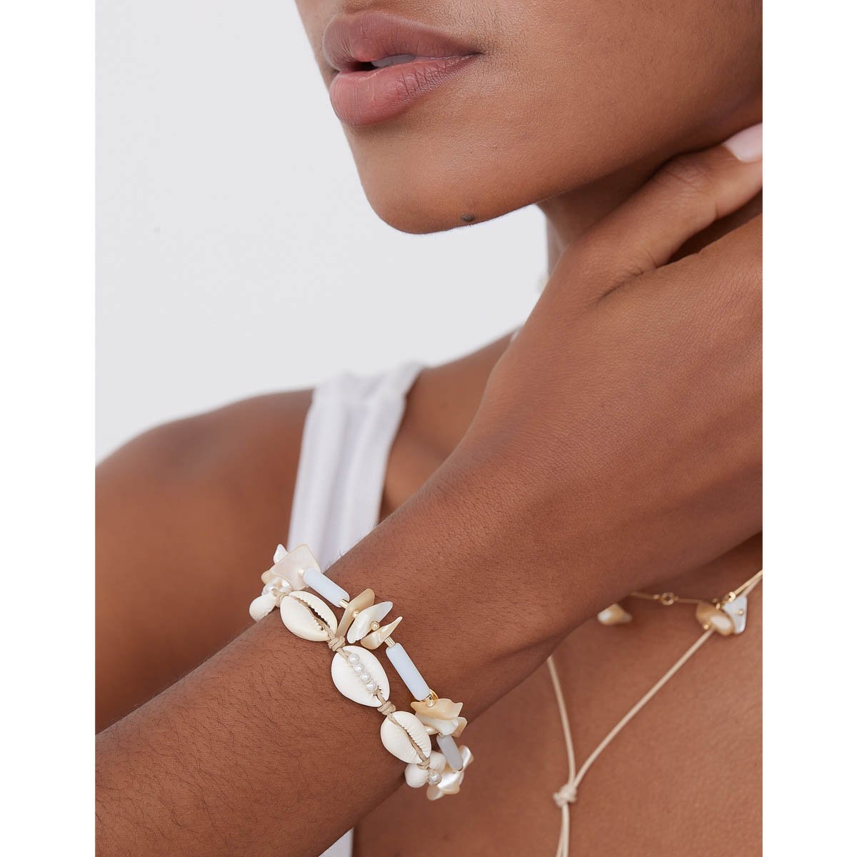 Pulseira Búzios E Pérolas Macramê com Banho Dourado Marrom 2