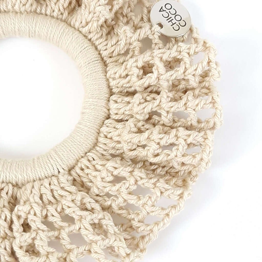 Scrunchie Redinha em Crochê Porcelana Bege 2