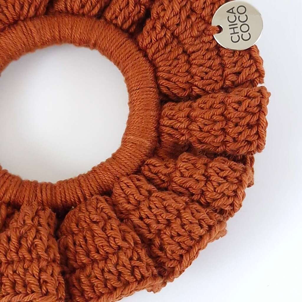 Scrunchie Babado em Crochê Terracota Marrom 2