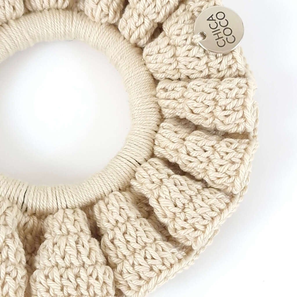 Scrunchie Babado em Crochê Porcelana Bege 2