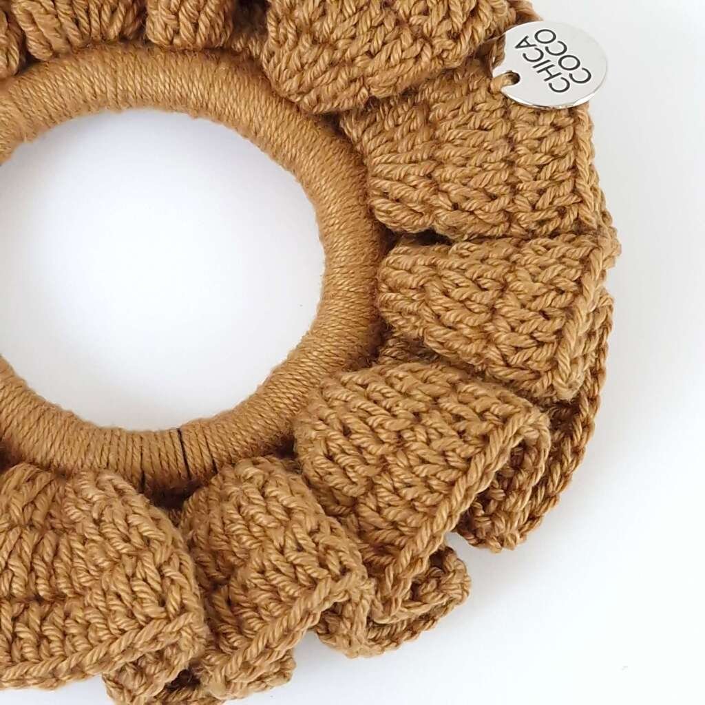 Scrunchie Babado em Crochê Craft Marrom 2