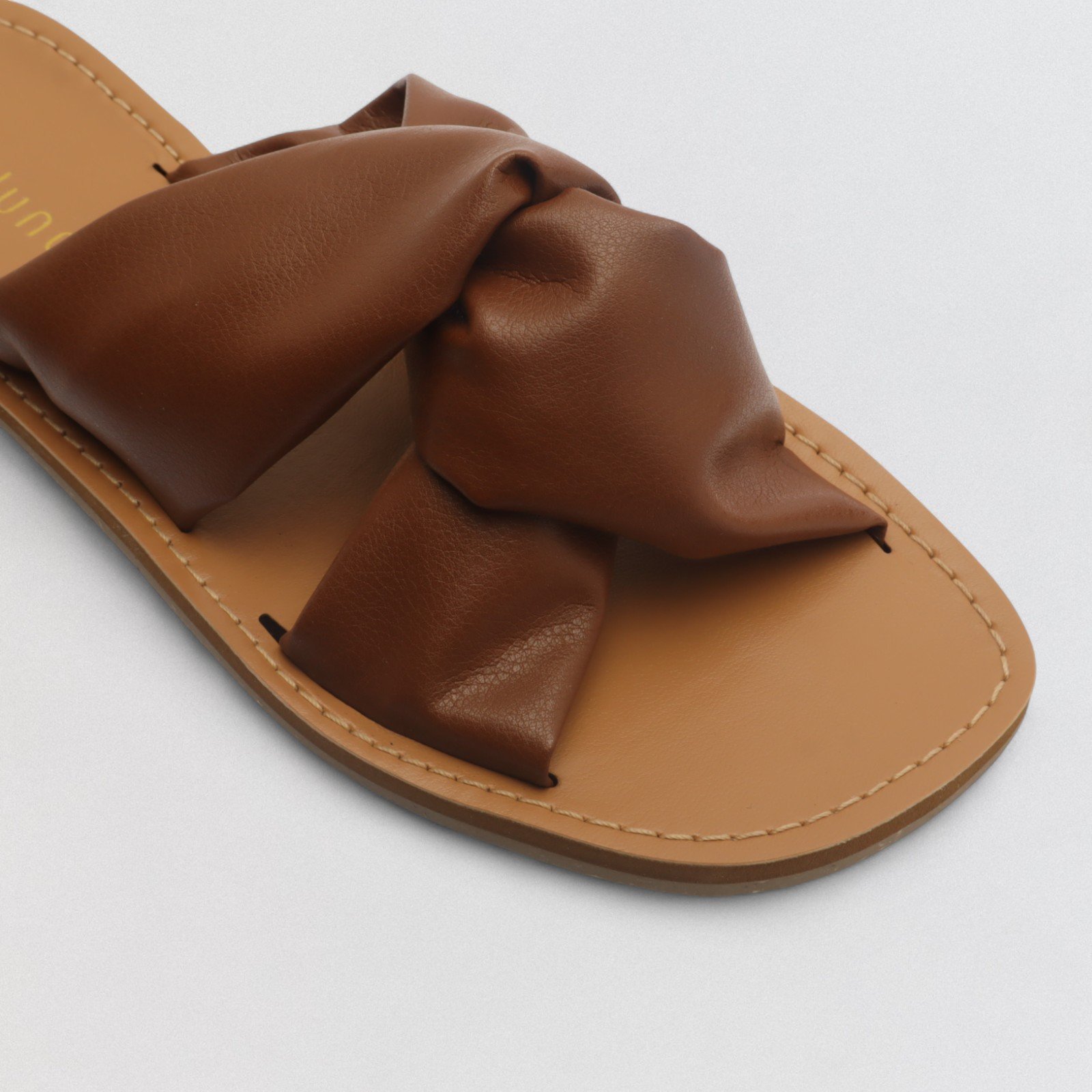 Chinelo Feminino Belluno Couro Tiras Cruzadas Fofas X Marrom 8