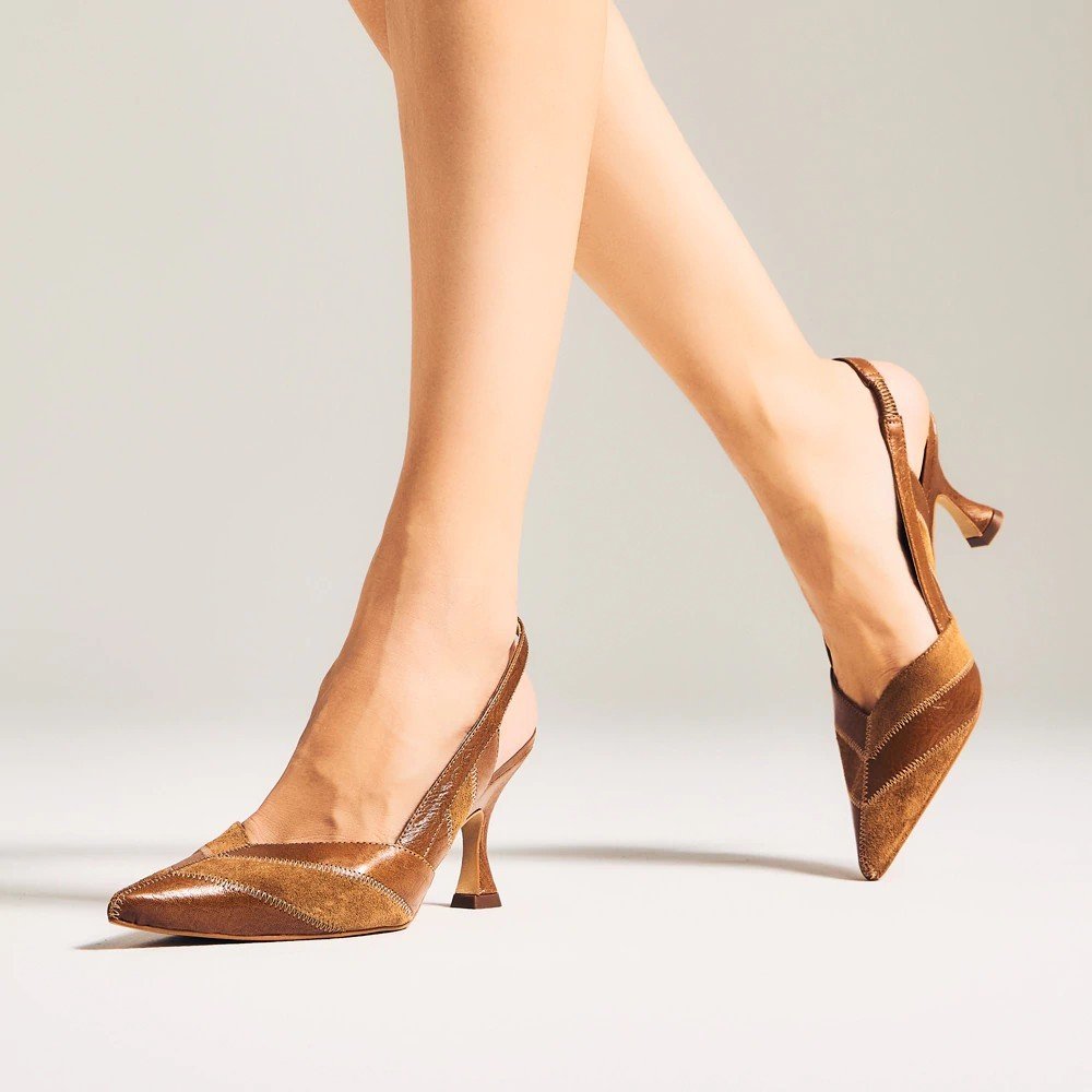 Slingback Cecconello Couro Salto Alto Taça Bico Fino Detalhes Em Nobuck Caramelo 5