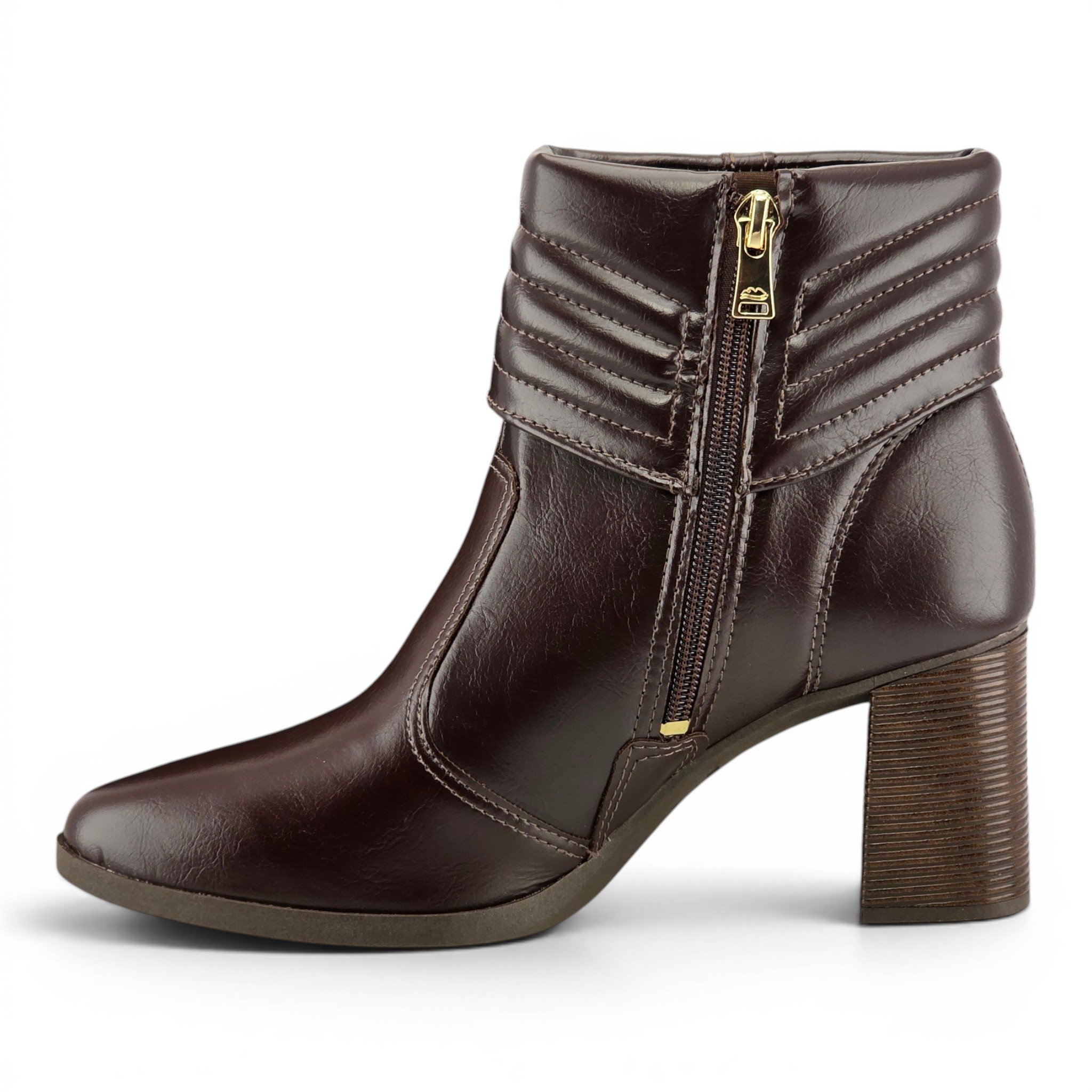 Bota Feminina Dakota Cano Curto Salto Bloco Recortes Detalhe Matelasse Pingente Logo - D2161 Chocolate 2