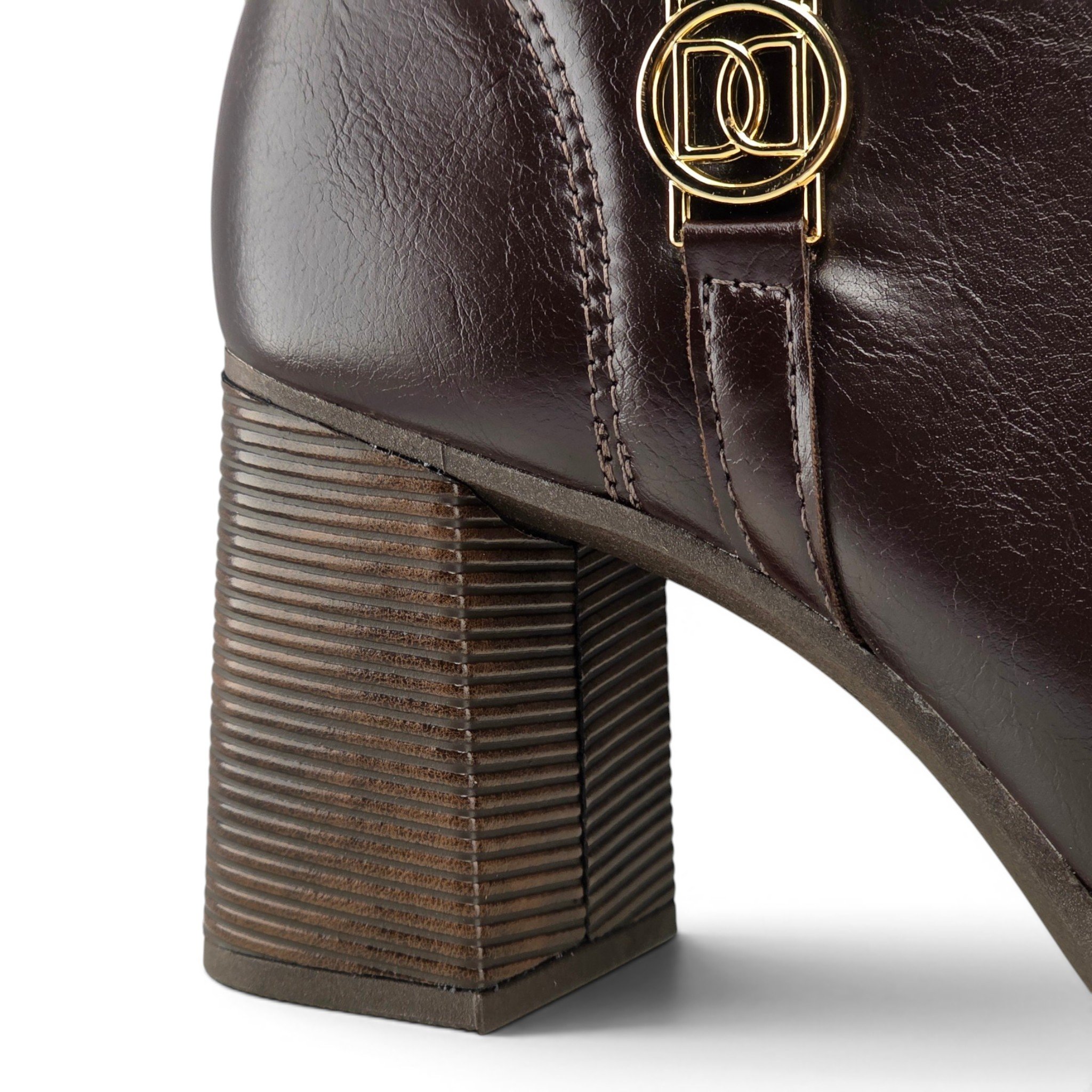 Bota Feminina Dakota Cano Curto Salto Bloco Recortes Detalhe Matelasse Pingente Logo - D2161 Chocolate 3