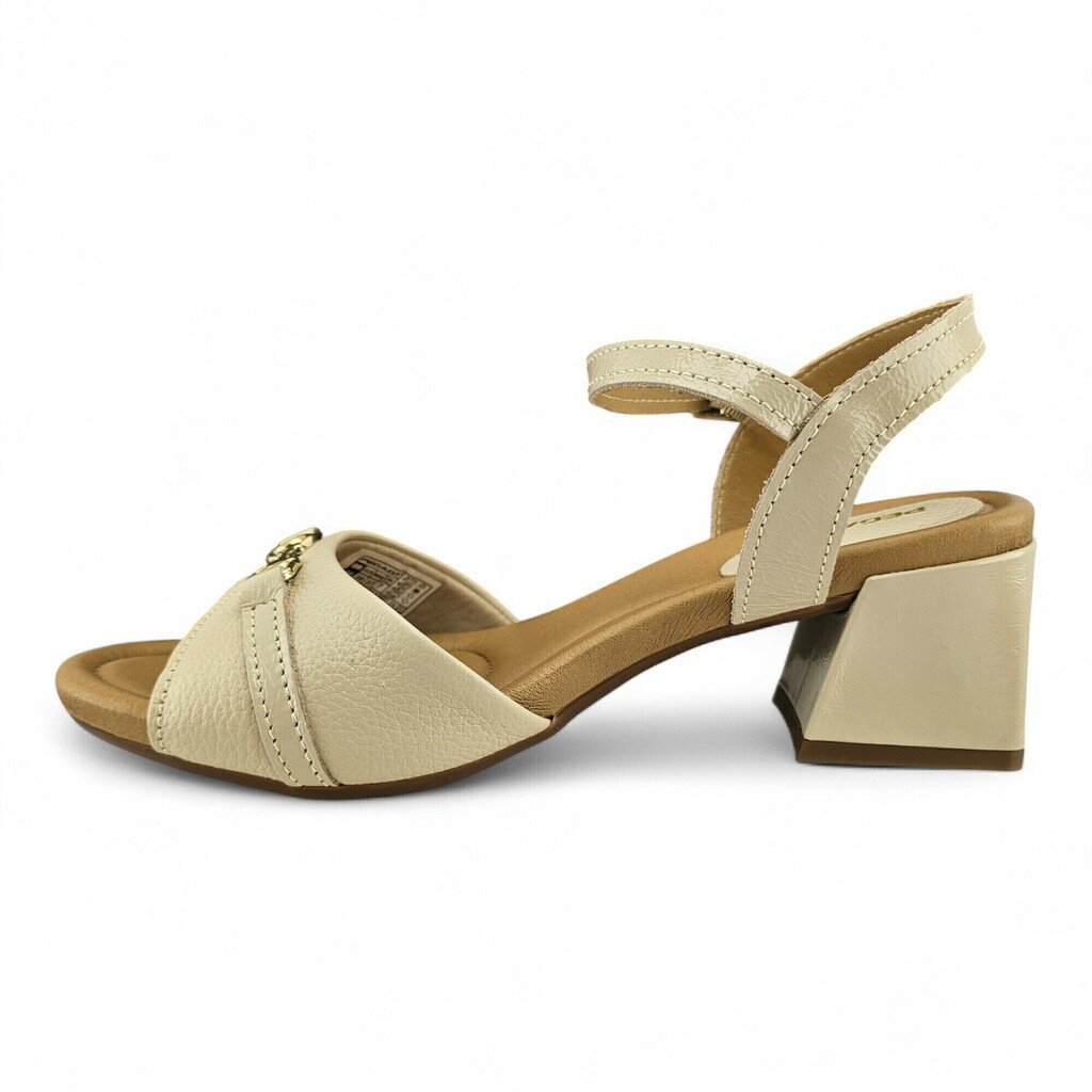 Sandália Feminina Pegada Salto Bloco Aberta Detalhe Pingente Metal Logo - 234302 Bege 4